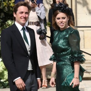 La princesse Beatrice d'York et son compagnon Edoardo Mapelli Mozzi lors du mariage de la chanteuse Ellie Goulding et de son compagnon Caspar Jopling le 31 août à York Minster, la cathédrale d'York, dans le nord de l'Angleterre.