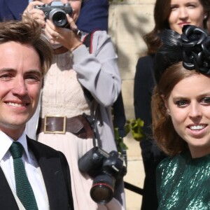 La princesse Beatrice d'York et son compagnon Edoardo Mapelli Mozzi lors du mariage de la chanteuse Ellie Goulding et de son compagnon Caspar Jopling le 31 août à York Minster, la cathédrale d'York, dans le nord de l'Angleterre.