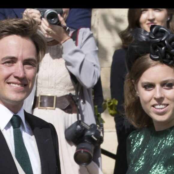 La princesse Beatrice d'York et son compagnon Edoardo Mapelli Mozzi lors du mariage de la chanteuse Ellie Goulding et de son compagnon Caspar Jopling le 31 août à York Minster, la cathédrale d'York, dans le nord de l'Angleterre.