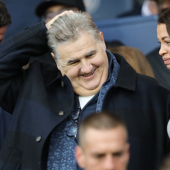 Pierre Ménès et sa compagne Mélissa Acosta dans les tribunes lors du match de ligue des champions de l'UEFA opposant le Paris Saint-Germain contre l'Étoile rouge de Belgrade au parc des Princes à Paris, France, le 3 octobre 2018. Le PSG gagne 6-1. © Cyril Moreau/Bestimage  Celebs in the stands attending the UEFA Champions' League football match Paris Saint Germain (PSG) against Red Star Belgrade at the Parc des Princes stadium in Paris, France, on October 3, 2018. PSG won 6-1.03/10/2018 - Paris