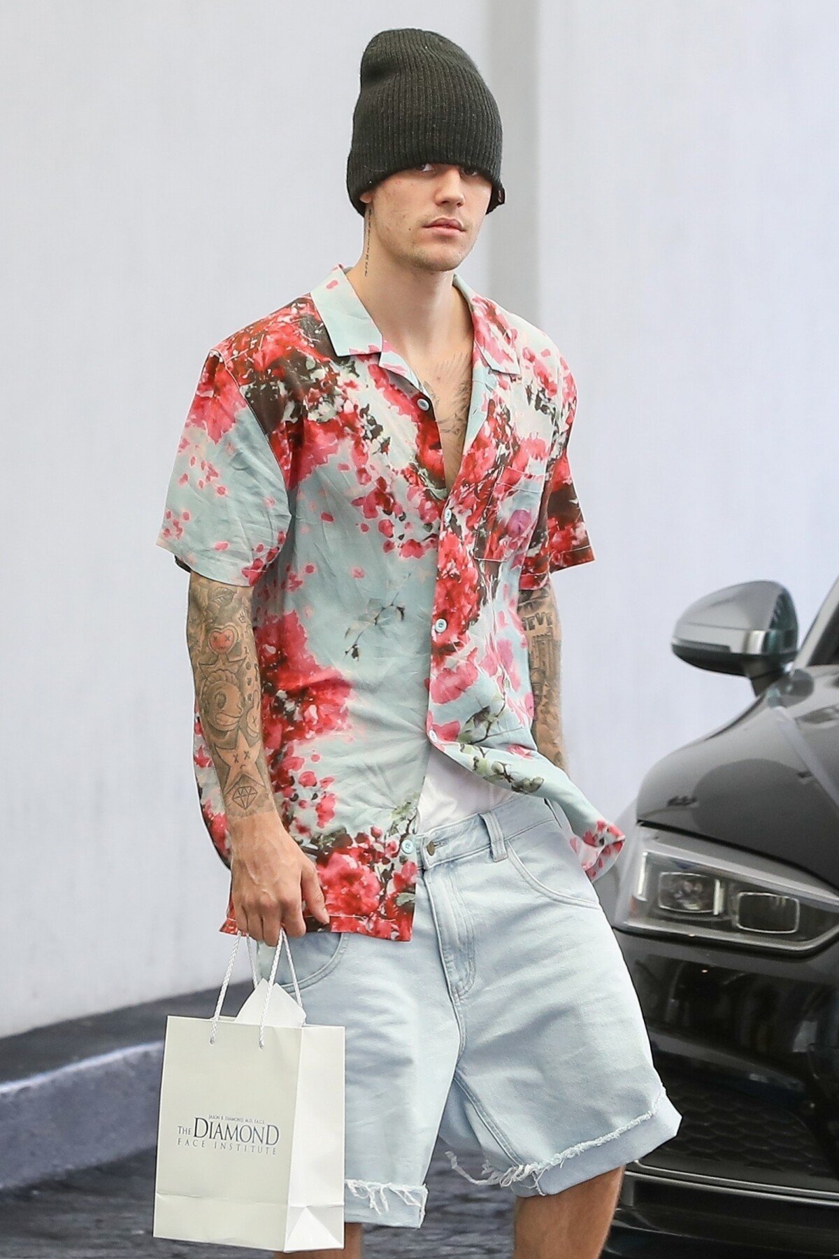 Vid O Justin Bieber Fait Le Signe Des Rappeurs La Sortie De Bureaux Du Quartier De Beverly