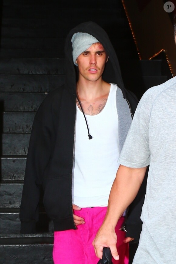Justin Bieber accompagné de son nouveau petit chat Sushi à la sortie de son studio de danse de Beverly Hills à Los Angeles, le 26 août 2019