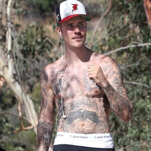 Justin Bieber se balade topless à Runyon Canyon sur les hauteurs de Hollywood à Los Angeles, le 25 août 2019