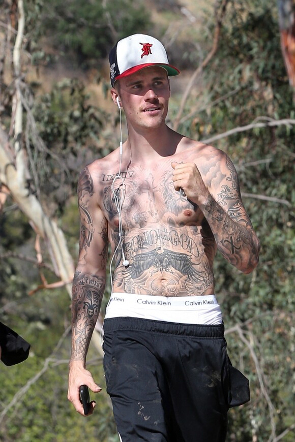 Justin Bieber se balade topless à Runyon Canyon sur les hauteurs de Hollywood à Los Angeles, le 25 août 2019