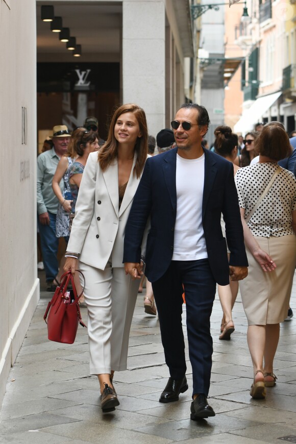 Stefano Accorsi et sa femme Bianca Vitali se promènent dans les rues de Venise en Italie le 2 septembre 2019.