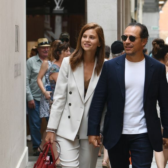 Stefano Accorsi et sa femme Bianca Vitali se promènent dans les rues de Venise en Italie le 2 septembre 2019.