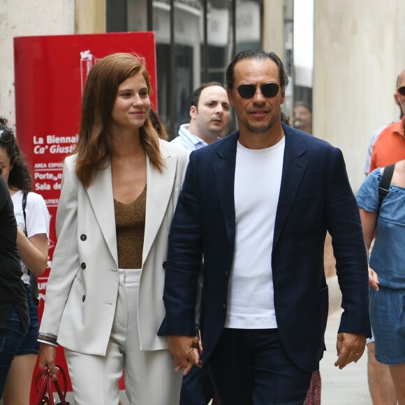 Stefano Accorsi et sa femme Bianca Vitali se promènent dans les rues de Venise en Italie le 2 septembre 2019.