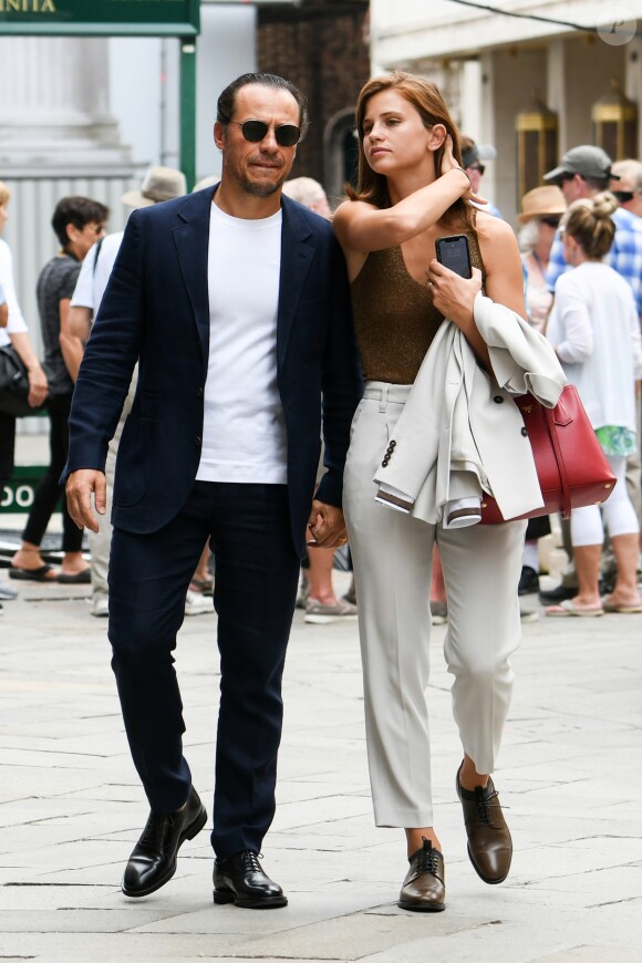 Stefano Accorsi et sa femme Bianca Vitali se promènent dans les rues de Venise en Italie le 2 septembre 2019.
