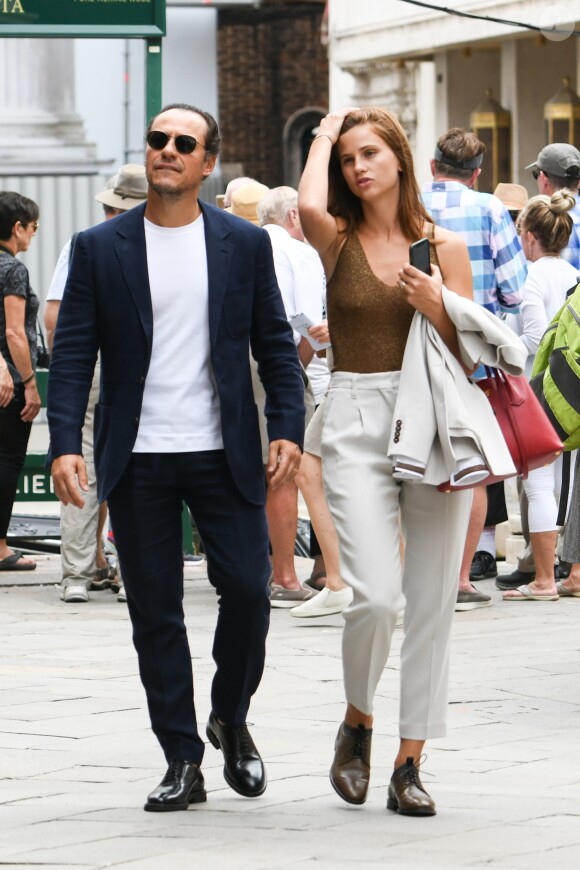 Stefano Accorsi et sa femme Bianca Vitali se promènent dans les rues de Venise en Italie le 2 septembre 2019.
