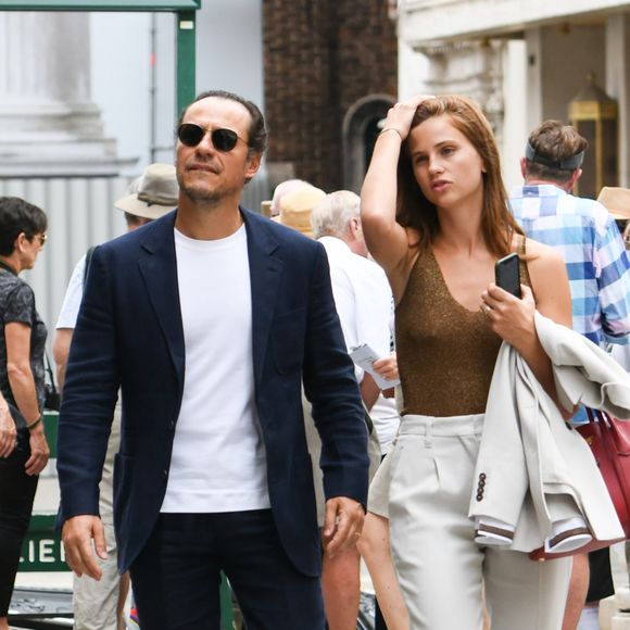 Stefano Accorsi et sa femme Bianca Vitali se promènent dans les rues de Venise en Italie le 2 septembre 2019.