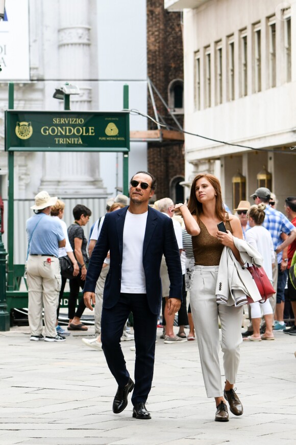 Stefano Accorsi et sa femme Bianca Vitali se promènent dans les rues de Venise en Italie le 2 septembre 2019.