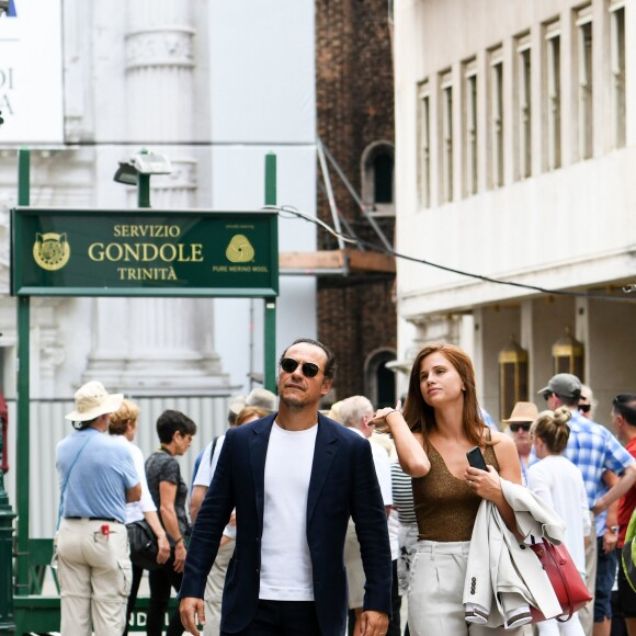 Stefano Accorsi et sa femme Bianca Vitali se promènent dans les rues de Venise en Italie le 2 septembre 2019.