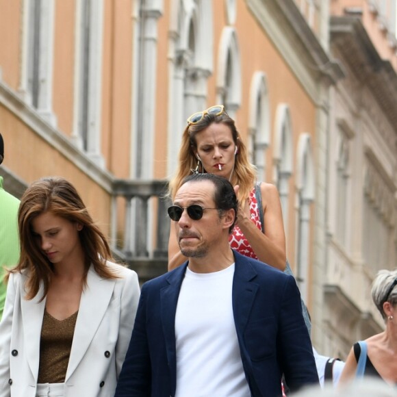 Stefano Accorsi et sa femme Bianca Vitali se promènent dans les rues de Venise en Italie le 2 septembre 2019.Stefano Accorsi et sa femme Bianca Vitali se promènent dans les rues de Venise en Italie le 2 septembre 2019.