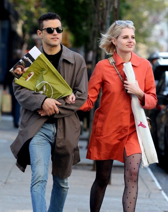 Rami Malek et sa compagne Lucy Boynton se promènent bras dessus bras dessous à Manhattan, New York, le 27 avril 2019.