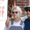 Exclusif - Rami Malek et sa nouvelle compagne Lucy Boynton se baladent en amoureux dans les rues de Hollywood. Le jeune couple très amoureux se câline et s'embrasse. Le 11 août 2018.