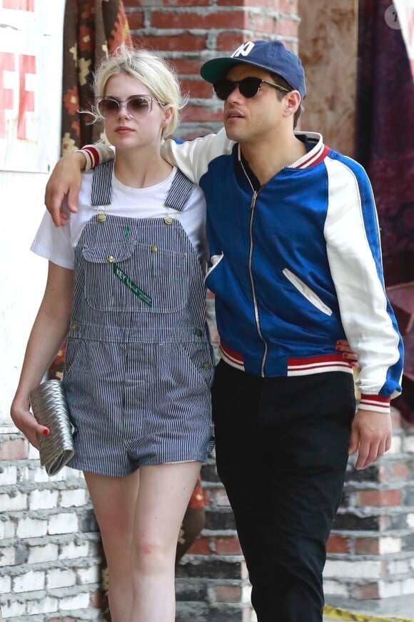 Exclusif - Rami Malek et sa nouvelle compagne Lucy Boynton se baladent en amoureux dans les rues de Hollywood. Le jeune couple très amoureux se câline et s'embrasse. Le 11 août 2018.