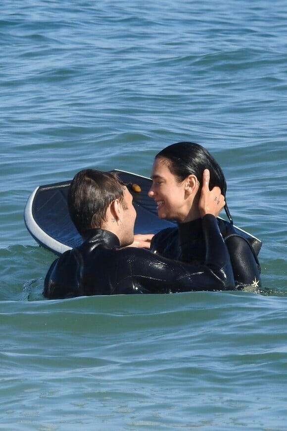 Dua Lipa et son compagnon Anwar Hadid font du surf à Malibu. Les amoureux passent le week-end ensemble pour les 24 ans de la chanteuse. Ils s'embrassent dans l'eau et profitent d'une belle journée, le 23 août 2019.