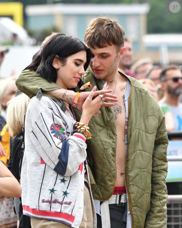 Anwar Hadid et sa compagne Dua Lipa assistent au concert de Lionel Richie lors du "2019 British Summer Time Festival" à Londres, le 5 juillet 2019.