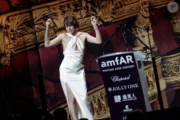 Milla Jovovich - Vente aux enchères de la soirée AmfAR Gala Cannes 2019 à l'Eden Roc au Cap d'Antibes lors du 72ème Festival International du Film de Cannes, le 23 mai 2019. © Jacovides / Moreau / Bestimage