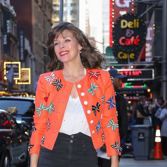 Milla Jovovich arrive à l'émission Good Morning America pour la promotion du film Hellboy à New York le 10 avril 2019.