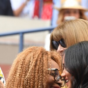 Meghan Markle, duchesse de Sussex, au côté de Anna Wintour, Venus Williams, Patrick Mouratoglou et Alexis Ohanian (le mari de S. Williams) dans les tribunes de la finale femme du tournoi de l'US Open 2019 opposant Serena Williams à Bianca Andreescu (3-6 / 5-7) au Billie Jean King National Tennis Center à New York, le 7 septembre 2019.