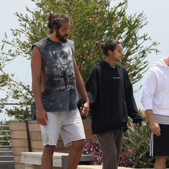 Joakim Noah et sa compagne Lais Ribeiro sont allés déjeuner avec des amis au restaurant Nobu dans le quartier de Malibu à Los Angeles, le 11 juin 2019