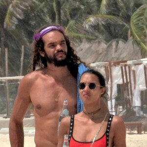 Lais Ribeiro et son compagnon Joakim Noah passent leurs vacances sur une plage Tulum au Mexique le 1er juin 2019.