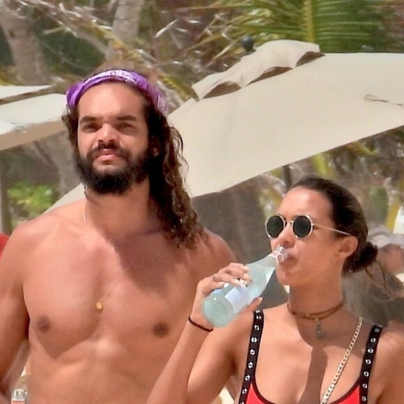 Lais Ribeiro et son compagnon Joakim Noah passent leurs vacances sur une plage Tulum au Mexique le 1er juin 2019. La veille ils ont passé la nuit à faire la fête à Casa Malca, l'ancienne demeure du seigneur de la drogue Pablo Escobar.