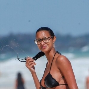 Lais Ribeiro profite du soleil et de la mer de Tulum, Mexique en bikini noir sexy le 12 décembre 2018.