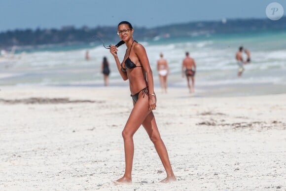Lais Ribeiro profite du soleil et de la mer de Tulum, Mexique en bikini noir sexy le 12 décembre 2018.