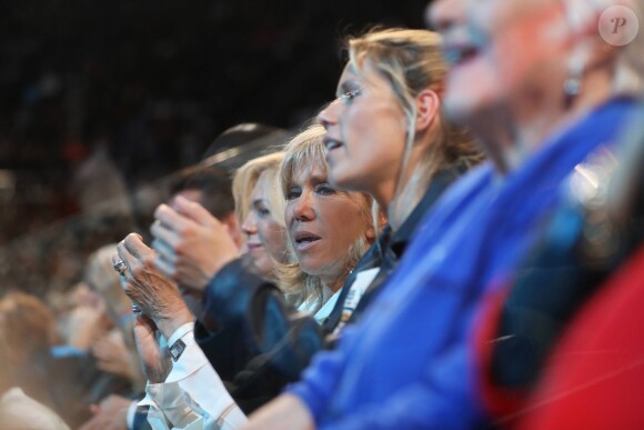 Brigitte Trogneux sa fille Tiphaine Auzière - La famille, les amis et soutiens d'Emmanuel Macron dans les tribunes lors du grand meeting d'Emmanuel Macron, candidat d'En Marche! à l'élection présidentielle 2017, à l'AccorHotels Arena à Paris, France, le lundi 17 avril 2017. © Dominique Jacovides-Sébastien Valiela/Bestimage