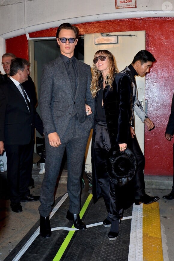 Miley Cyrus et Ansel Elgort à la sortie du défilé de mode Tom Ford lors de la Fashion Week 2019 à New York, le 9 septembre 2019