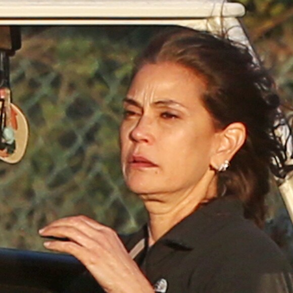 Exclusif - Teri Hatcher regarde le coucher du soleil assise sur une chaise pliable près d'un van Volkswagen lui appartenant sur une plage à Malibu. Le 22 février 2018.