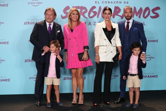 Jose Maria et Paqui Ramos avec leur fille Miriam Ramos, son compagnon Carlos Muela et leurs fils lors de la première du documentaire "Le coeur de Sergio Ramos" à Madrid le 10 septembre 2019.