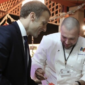 Emmanuel Macron, président de la République Française, dîne avec les soldats français de l'opération Barkhane sur la base militaire de Niamey. Grand dîner organisé par Guillaume Gomez, chef des cuisines de l'Elysée. Niamey, le 22 décembre 2017. © Stéphane Lemouton/Bestimage