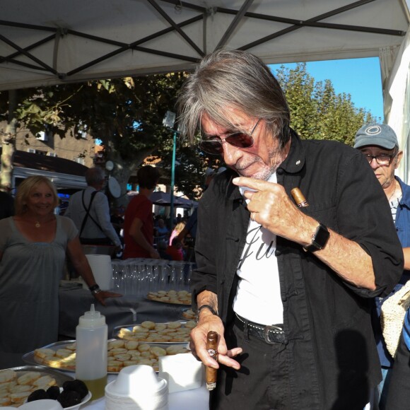 Jacques Dutronc - Challenge Henri Salvador 2019, Un tournoi VIP de Pétanque "Souvenir Henri-Salvador" organisé chaque année à l'Ile-Rousse par le Sport Pétanque Ile-Rousse, en Corse, France, le 13 Septembre 2019. S.Vartan est la marraine d'honneur de cette édition 2019; J.Dutronc est venu pour faire le show, avant le coup d'envoi en faisant sauter le bouchon d'une bouteille et d'aller à la rencontre du public. A noter aussi que les "Amies de Julie" étaient là pour poursuivre leur combat pour J.Douib assassinée au mois de Mars dernier à l'Ile-Rousse par son ex-mari et pour toutes les violences faites aux femmes. © Olivier Sanchez/Crystal/Bestimage