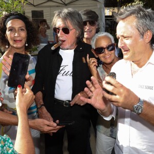 Jacques Dutronc - Challenge Henri Salvador 2019, Un tournoi VIP de Pétanque "Souvenir Henri-Salvador" organisé chaque année à l'Ile-Rousse par le Sport Pétanque Ile-Rousse, en Corse, France, le 13 Septembre 2019. S.Vartan est la marraine d'honneur de cette édition 2019; J.Dutronc est venu pour faire le show, avant le coup d'envoi en faisant sauter le bouchon d'une bouteille et d'aller à la rencontre du public. A noter aussi que les "Amies de Julie" étaient là pour poursuivre leur combat pour J.Douib assassinée au mois de Mars dernier à l'Ile-Rousse par son ex-mari et pour toutes les violences faites aux femmes. © Olivier Sanchez/Crystal/Bestimage