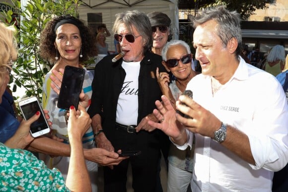 Jacques Dutronc - Challenge Henri Salvador 2019, Un tournoi VIP de Pétanque "Souvenir Henri-Salvador" organisé chaque année à l'Ile-Rousse par le Sport Pétanque Ile-Rousse, en Corse, France, le 13 Septembre 2019. S.Vartan est la marraine d'honneur de cette édition 2019; J.Dutronc est venu pour faire le show, avant le coup d'envoi en faisant sauter le bouchon d'une bouteille et d'aller à la rencontre du public. A noter aussi que les "Amies de Julie" étaient là pour poursuivre leur combat pour J.Douib assassinée au mois de Mars dernier à l'Ile-Rousse par son ex-mari et pour toutes les violences faites aux femmes. © Olivier Sanchez/Crystal/Bestimage