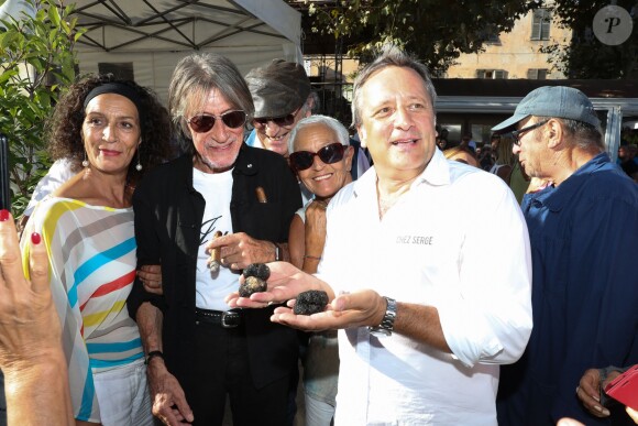Jacques Dutronc - Challenge Henri Salvador 2019, Un tournoi VIP de Pétanque "Souvenir Henri-Salvador" organisé chaque année à l'Ile-Rousse par le Sport Pétanque Ile-Rousse, en Corse, France, le 13 Septembre 2019. S.Vartan est la marraine d'honneur de cette édition 2019; J.Dutronc est venu pour faire le show, avant le coup d'envoi en faisant sauter le bouchon d'une bouteille et d'aller à la rencontre du public. A noter aussi que les "Amies de Julie" étaient là pour poursuivre leur combat pour J.Douib assassinée au mois de Mars dernier à l'Ile-Rousse par son ex-mari et pour toutes les violences faites aux femmes. © Olivier Sanchez/Crystal/Bestimage