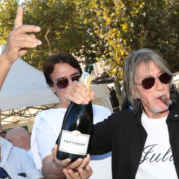 Tony Scotti, Sylvie Vartan, Jacques Dutronc, Michel Mallory - Challenge Henri Salvador 2019, Un tournoi VIP de Pétanque "Souvenir Henri-Salvador" organisé chaque année à l'Ile-Rousse par le Sport Pétanque Ile-Rousse, en Corse, France, le 13 Septembre 2019. S.Vartan est la marraine d'honneur de cette édition 2019; J.Dutronc est venu pour faire le show, avant le coup d'envoi en faisant sauter le bouchon d'une bouteille et d'aller à la rencontre du public. A noter aussi que les "Amies de Julie" étaient là pour poursuivre leur combat pour J.Douib assassinée au mois de Mars dernier à l'Ile-Rousse par son ex-mari et pour toutes les violences faites aux femmes. © Olivier Sanchez/Crystal/Bestimage