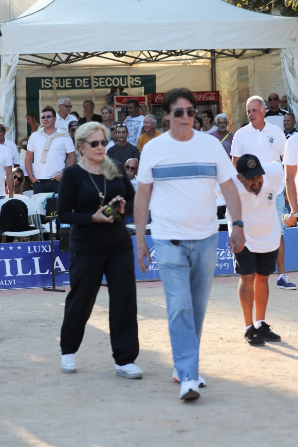 Tony Scotti, Sylvie Vartan - Challenge Henri Salvador 2019, Un tournoi VIP de Pétanque "Souvenir Henri-Salvador" organisé chaque année à l'Ile-Rousse par le Sport Pétanque Ile-Rousse, en Corse, France, le 13 Septembre 2019. S.Vartan est la marraine d'honneur de cette édition 2019; J.Dutronc est venu pour faire le show, avant le coup d'envoi en faisant sauter le bouchon d'une bouteille et d'aller à la rencontre du public. A noter aussi que les "Amies de Julie" étaient là pour poursuivre leur combat pour J.Douib assassinée au mois de Mars dernier à l'Ile-Rousse par son ex-mari et pour toutes les violences faites aux femmes. © Olivier Sanchez/Crystal/Bestimage