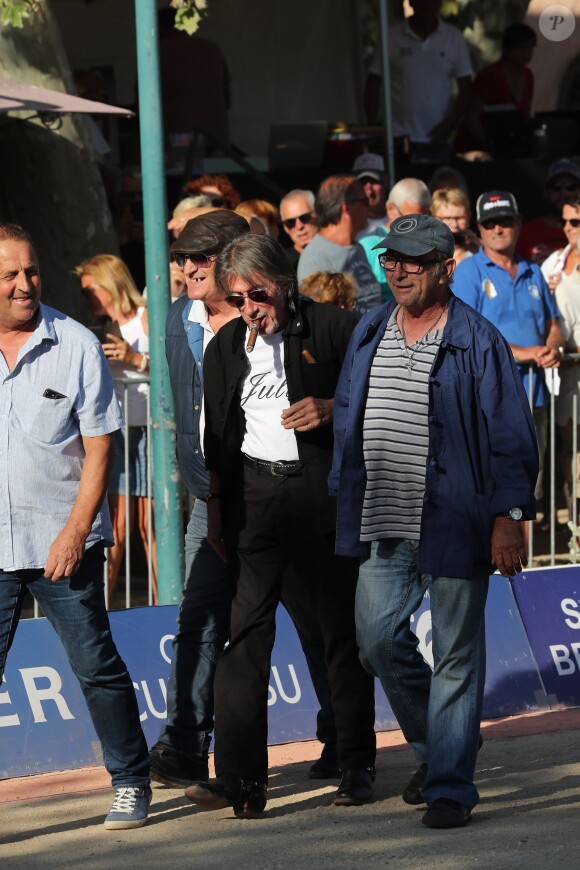 Jacques Dutronc - Challenge Henri Salvador 2019, Un tournoi VIP de Pétanque "Souvenir Henri-Salvador" organisé chaque année à l'Ile-Rousse par le Sport Pétanque Ile-Rousse, en Corse, France, le 13 Septembre 2019. S.Vartan est la marraine d'honneur de cette édition 2019; J.Dutronc est venu pour faire le show, avant le coup d'envoi en faisant sauter le bouchon d'une bouteille et d'aller à la rencontre du public. A noter aussi que les "Amies de Julie" étaient là pour poursuivre leur combat pour J.Douib assassinée au mois de Mars dernier à l'Ile-Rousse par son ex-mari et pour toutes les violences faites aux femmes. © Olivier Sanchez/Crystal/Bestimage