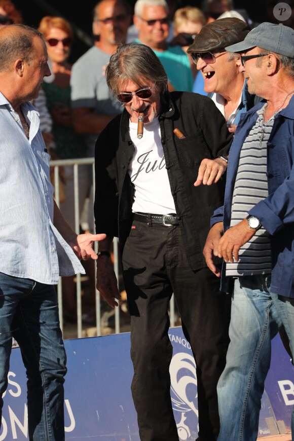 Jacques Dutronc - Challenge Henri Salvador 2019, Un tournoi VIP de Pétanque "Souvenir Henri-Salvador" organisé chaque année à l'Ile-Rousse par le Sport Pétanque Ile-Rousse, en Corse, France, le 13 Septembre 2019. S.Vartan est la marraine d'honneur de cette édition 2019; J.Dutronc est venu pour faire le show, avant le coup d'envoi en faisant sauter le bouchon d'une bouteille et d'aller à la rencontre du public. A noter aussi que les "Amies de Julie" étaient là pour poursuivre leur combat pour J.Douib assassinée au mois de Mars dernier à l'Ile-Rousse par son ex-mari et pour toutes les violences faites aux femmes. © Olivier Sanchez/Crystal/Bestimage