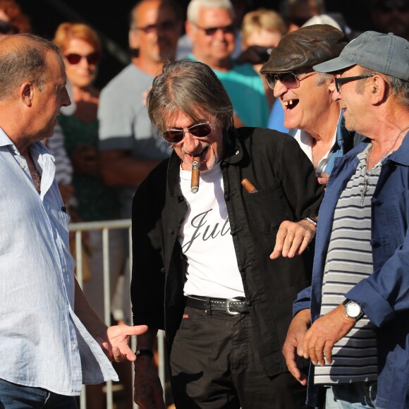 Jacques Dutronc - Challenge Henri Salvador 2019, Un tournoi VIP de Pétanque "Souvenir Henri-Salvador" organisé chaque année à l'Ile-Rousse par le Sport Pétanque Ile-Rousse, en Corse, France, le 13 Septembre 2019. S.Vartan est la marraine d'honneur de cette édition 2019; J.Dutronc est venu pour faire le show, avant le coup d'envoi en faisant sauter le bouchon d'une bouteille et d'aller à la rencontre du public. A noter aussi que les "Amies de Julie" étaient là pour poursuivre leur combat pour J.Douib assassinée au mois de Mars dernier à l'Ile-Rousse par son ex-mari et pour toutes les violences faites aux femmes. © Olivier Sanchez/Crystal/Bestimage