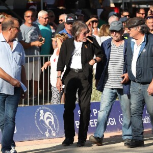 Jacques Dutronc - Challenge Henri Salvador 2019, Un tournoi VIP de Pétanque "Souvenir Henri-Salvador" organisé chaque année à l'Ile-Rousse par le Sport Pétanque Ile-Rousse, en Corse, France, le 13 Septembre 2019. S.Vartan est la marraine d'honneur de cette édition 2019; J.Dutronc est venu pour faire le show, avant le coup d'envoi en faisant sauter le bouchon d'une bouteille et d'aller à la rencontre du public. A noter aussi que les "Amies de Julie" étaient là pour poursuivre leur combat pour J.Douib assassinée au mois de Mars dernier à l'Ile-Rousse par son ex-mari et pour toutes les violences faites aux femmes. © Olivier Sanchez/Crystal/Bestimage