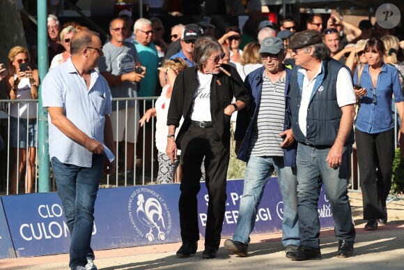 Jacques Dutronc - Challenge Henri Salvador 2019, Un tournoi VIP de Pétanque "Souvenir Henri-Salvador" organisé chaque année à l'Ile-Rousse par le Sport Pétanque Ile-Rousse, en Corse, France, le 13 Septembre 2019. S.Vartan est la marraine d'honneur de cette édition 2019; J.Dutronc est venu pour faire le show, avant le coup d'envoi en faisant sauter le bouchon d'une bouteille et d'aller à la rencontre du public. A noter aussi que les "Amies de Julie" étaient là pour poursuivre leur combat pour J.Douib assassinée au mois de Mars dernier à l'Ile-Rousse par son ex-mari et pour toutes les violences faites aux femmes. © Olivier Sanchez/Crystal/Bestimage