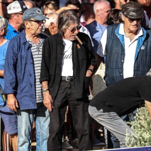 Jacques Dutronc - Challenge Henri Salvador 2019, Un tournoi VIP de Pétanque "Souvenir Henri-Salvador" organisé chaque année à l'Ile-Rousse par le Sport Pétanque Ile-Rousse, en Corse, France, le 13 Septembre 2019. S.Vartan est la marraine d'honneur de cette édition 2019; J.Dutronc est venu pour faire le show, avant le coup d'envoi en faisant sauter le bouchon d'une bouteille et d'aller à la rencontre du public. A noter aussi que les "Amies de Julie" étaient là pour poursuivre leur combat pour J.Douib assassinée au mois de Mars dernier à l'Ile-Rousse par son ex-mari et pour toutes les violences faites aux femmes. © Olivier Sanchez/Crystal/Bestimage