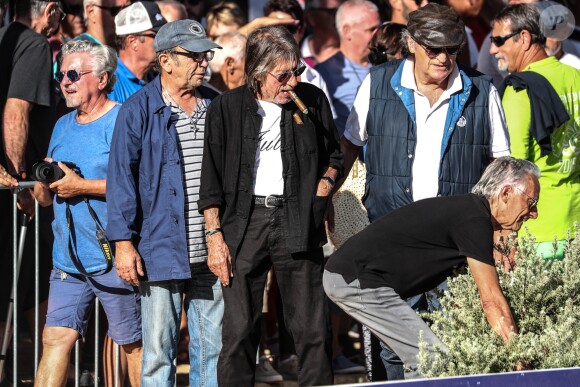 Jacques Dutronc - Challenge Henri Salvador 2019, Un tournoi VIP de Pétanque "Souvenir Henri-Salvador" organisé chaque année à l'Ile-Rousse par le Sport Pétanque Ile-Rousse, en Corse, France, le 13 Septembre 2019. S.Vartan est la marraine d'honneur de cette édition 2019; J.Dutronc est venu pour faire le show, avant le coup d'envoi en faisant sauter le bouchon d'une bouteille et d'aller à la rencontre du public. A noter aussi que les "Amies de Julie" étaient là pour poursuivre leur combat pour J.Douib assassinée au mois de Mars dernier à l'Ile-Rousse par son ex-mari et pour toutes les violences faites aux femmes. © Olivier Sanchez/Crystal/Bestimage
