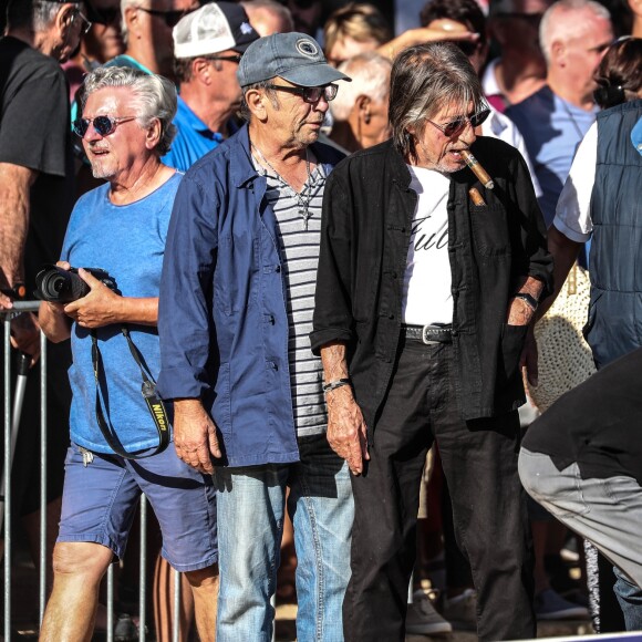 Jacques Dutronc - Challenge Henri Salvador 2019, Un tournoi VIP de Pétanque "Souvenir Henri-Salvador" organisé chaque année à l'Ile-Rousse par le Sport Pétanque Ile-Rousse, en Corse, France, le 13 Septembre 2019. S.Vartan est la marraine d'honneur de cette édition 2019; J.Dutronc est venu pour faire le show, avant le coup d'envoi en faisant sauter le bouchon d'une bouteille et d'aller à la rencontre du public. A noter aussi que les "Amies de Julie" étaient là pour poursuivre leur combat pour J.Douib assassinée au mois de Mars dernier à l'Ile-Rousse par son ex-mari et pour toutes les violences faites aux femmes. © Olivier Sanchez/Crystal/Bestimage