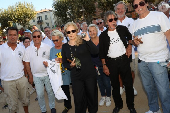 Catherine Salvador, Véronique de Villèle, Tony Scotti, Sylvie Vartan, Jacques Dutronc, Michel Mallory - Challenge Henri Salvador 2019, Un tournoi VIP de Pétanque "Souvenir Henri-Salvador" organisé chaque année à l'Ile-Rousse par le Sport Pétanque Ile-Rousse, en Corse, France, le 13 Septembre 2019. S.Vartan est la marraine d'honneur de cette édition 2019; J.Dutronc est venu pour faire le show, avant le coup d'envoi en faisant sauter le bouchon d'une bouteille et d'aller à la rencontre du public. A noter aussi que les "Amies de Julie" étaient là pour poursuivre leur combat pour J.Douib assassinée au mois de Mars dernier à l'Ile-Rousse par son ex-mari et pour toutes les violences faites aux femmes. © Olivier Sanchez/Crystal/Bestimage